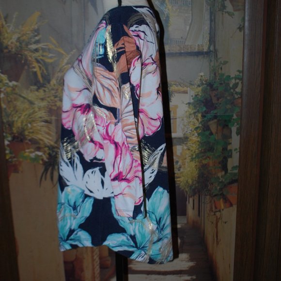 3/$30 - Floral Top w/Front Keyhole & Gold Striping - L - Picture 3 of 12